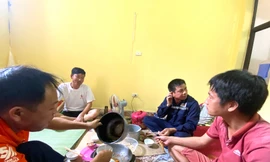 Bữa ăn trưa của công nhân xây dựng trong mùa dịch COVID-19