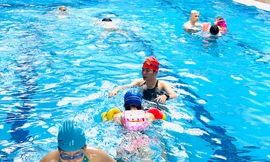 Người dân đến bể bơi giải nhiệt khi trời Hà Nội 'đỏng đảnh' hết mưa lại nắng