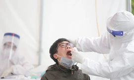 Hết mưa, người Hà Nội lại đi test nhanh COVID-19