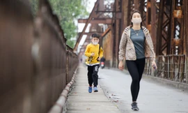 Nườm nượp người tập thể dục trên cầu Long Biên chiều cuối tuần