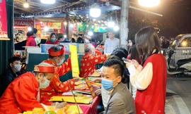 Chùa Quán Sứ yên bình, phủ Tây Hồ đông nghịt người đi lễ trong sáng mùng 1 Tết Tân Sửu