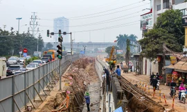 Cận cảnh thi công thay bờ đê đất bằng tường chắn, mở rộng đường Âu Cơ lên 4 làn xe