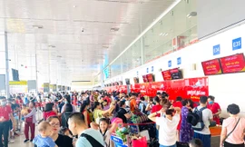 Biển người vật vã chờ đợi làm thủ tục ở sân bay Nội Bài trong mùa du lịch