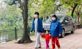 Người dân Hà Nội vẫn đổ ra hồ tập thể thao trong lúc 'cách ly toàn xã hội'