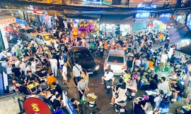 Ngày cuối tuần phố cổ như vỡ tổ