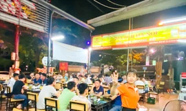 Các quán nhậu Thủ đô náo nhiệt trở lại, bất chấp Nghị định 100