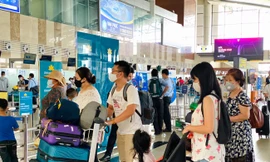Sân bay Nội Bài sôi động trở lại sau kỳ nghỉ 'COVID -19'