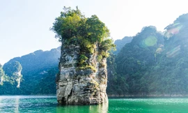 Ngẩn ngơ trước vẻ đẹp của 'Vịnh Hạ Long' giữa đại ngàn xanh thẳm