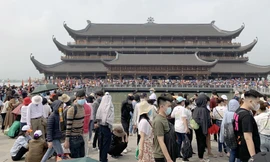 'Biển người' chen chân đi lễ chùa Tam Chúc ngày cuối tuần