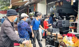 Nhộn nhịp phiên chợ đồ cổ đặc biệt ngày cuối năm