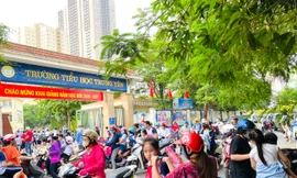Hà Nội tái diễn tình trạng ùn tắc đường vì phụ huynh đưa đón con 