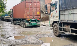 Hà Nội: Xe container trốn trạm thu phí QL5 cày nát đường phố Keo