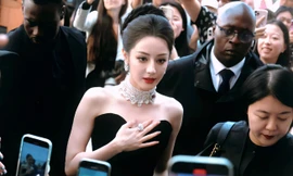 Địch Lệ Nhiệt Ba được ví là đóa hồng đen tại Paris