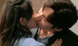 Nụ hôn mãnh liệt trên phim gây sốt