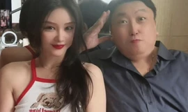 Biểu tượng gợi cảm mới của Hong Kong thân mật với đạo diễn Vương Tinh