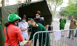 Bố mẹ tiếp tế đồ ăn cho con ở khu cách ly Pháp Vân -Tứ Hiệp