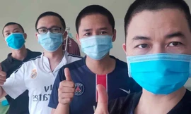 Phút thư giãn hiếm hoi của y, bác sĩ nơi tuyến đầu chống dịch COVID-19