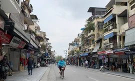 Con đường 'kim cương' Thủ đô hiu quạnh vì Covid-19