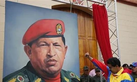 Phó Tổng thống Maduro bên chân dung ông Chavez ngày 4-2