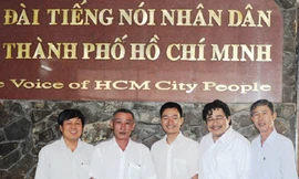 MC Công Vinh (thứ hai từ phải sang) cùng các tài xế. Ảnh: Q.M