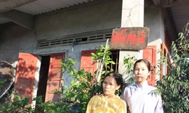 Vợ con ông Thành trước ngôi nhà nơi xảy ra vụ án