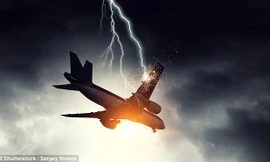 Hình ảnh một tàu bay bị sét đánh trúng (ảnh minh hoạ)