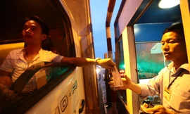 Lái xe vẫn tiếp tục trả tiền lẻ chiều tối ngày 6/9 tại trạm thu phí trên QL 5. Tác giả Như Ý