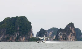 Thuỷ phi cơ Hải Âu hạ cánh trên Vịnh Hạ Long