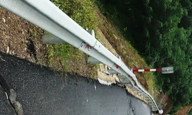 Một đoạn trên tuyến bị nứt mặt đường do sụt trượt