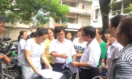 Nhiều công nhân đã tụ tập tại Công ty CP Giày Sài Gòn tại 419 Lê Hồng Phong, P 2, Q.10, TP.HCM để tiếp tục yêu cầu trả hết số tiền trợ cấp thôi việc. Ảnh: Báo Giao thông 