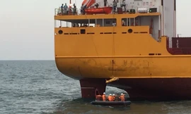 Cứu hộ thuyền viên Trung Quốc bị đột quỵ trên vùng biển Việt Nam 