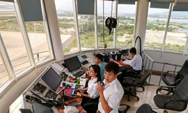 Kiểm soát viên không lưu trực điều hành tại Đài Kiểm soát không lưu Cam Ranh