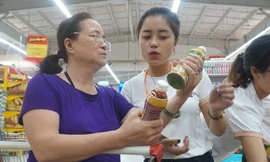 Khách hàng thăm quan, chọn mua sản phẩm TH true Herbal 