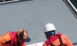 Thuyền viên Magdalenic Ivica được đưa lên tàu cứu hộ