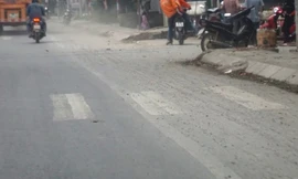 Công tác bảo trì bao gồm dọn vệ sinh mặt đường, sửa chữa, trám vá... nhưng nhiều tuyến vẫn chưa đạt yêu cầu (Ảnh chụp QL 1A, đoạn qua địa phận Thanh Hoá)