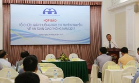 Phó Chủ tịch chuyên trách Ủy ban ATGT Quốc gia Khuất Việt Hùng phát biểu tại buổi họp báo