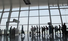 Khách làm thủ tục lên tàu bay tại Nhà ga T2 Nội Bài. Tác giả: Sỹ Lực 