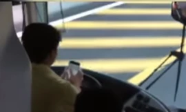 Tài xế xe khách lướt điện thoại khi đi trên cao tốc tường trình ra sao?