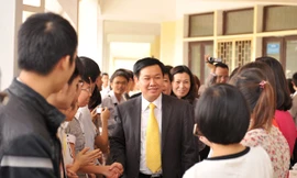 Giao lưu và không quên dặn dò sinh viên trẻ. Ảnh Minh Tuấn