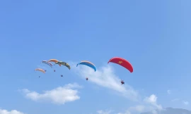 Gần 100 phi công thi bay dù lượn 