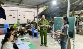 Thầy giáo Công an với lớp học tiếng Anh “0 đồng” nơi biên giới