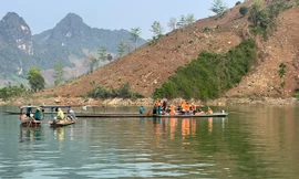 Lốc xoáy làm lật thuyền, hai người mất tích 
