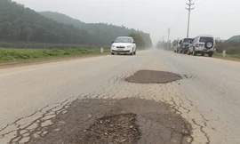 Đại lộ Thăng Long kéo dài: Thông xe 1 năm đã nứt vỡ