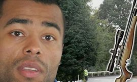Ashley Cole nghịch...súng
