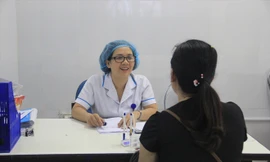 Bác sĩ tư vấn các biện pháp tránh thai cho người dân tại Trung tâm chăm sóc sức khỏe sinh sản TP Đà Nẵng. Ảnh: Thanh Trần 