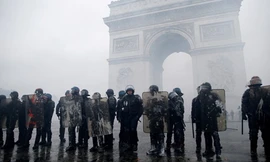 Pháp huy động xe bọc thép hứng 'bão' biểu tình mới