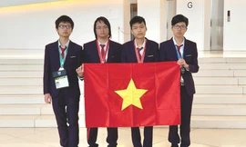 Bùi Hồng Đức (thứ 2 từ phải qua) cùng thành viên đội tuyển Olympic Tin học Quốc tế năm 2019. ẢNH: NVCC