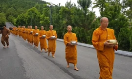 Trụ trì chùa Ba Vàng và các nhà sư. Ảnh: NGUYÊN KHÁNH 
