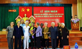 Nhiều đồng chí bạn bè tới chia vui cùng cô Tám Thảo