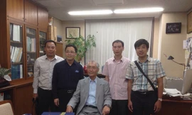 PGS Thịnh (thứ 2 từ phải sang) và GS Văn (thứ 2 từ trái sang) cùng GS Honjo (giữa). Ảnh nhân vật cung cấp. 